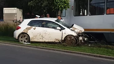 Accident grav în București. Tramvai deraiat, după ce o șoferiță a intrat pe șine (FOTO)