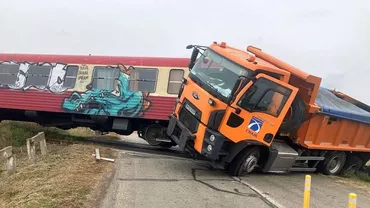 Accident feroviar în Timiș: Mecanicul unui tren şi şoferul unui camion, transportaţi la spital, în urma unei coliziuni