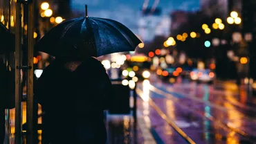 Cele mai ciudate superstiții. De ce se consideră ghinion să te tunzi noaptea și de ce nu e bine să deschizi umbrela în casă