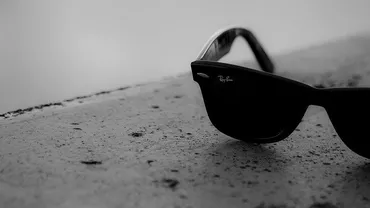 Facebook și Ray-Ban au lansat ochelarii inteligenți, echipați cu cameră foto. Ce funcții au