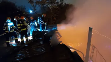 Incendiu puternic în București. Pericol de extindere la un service auto