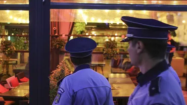 Centrul Vechi al Capitalei, plin de petrecăreți, sâmbătă seară. Polițiști și jandarmi, printre tineri: Masca! Masca... domnişoară!