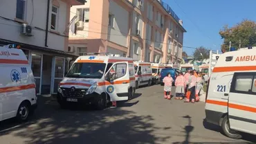 Coadă de ambulanţe la Spitalul de Boli Infecţioase din Iaşi. În același timp, mii de oamnei trec pe la racla cu moaștele Sf. Parascheva