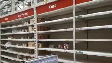 Hypermarketurile, luate cu asalt de români. Rafturile s-au golit, la fel ca anul trecut, de frica restricțiilor