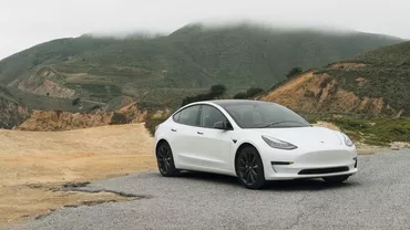 Tesla, investigată că ar pune viața șoferilor în pericol. Ce modificare de soft a făcut peste noapte