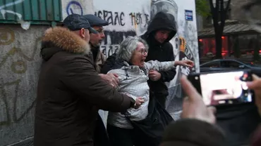 Autoritățile din Belgrad protejează muralul cu criminalul de război Ratko Mladic, răspunzător pentru genocidul bosniecilor de la Srebrenica. Mai mulți protestari au fost arestați (VIDEO)