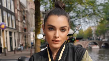 Alexia Eram l-a sărutat pe noul iubit de față cu toată lummea, la o petrecere de Halloween. Nu mai există niciun dubiu că cei doi sunt împreună