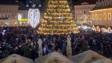 Brașov: Înghesuială în Piața Sfatului la aprinderea luminițelor de Crăciun
