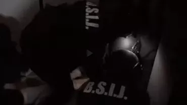 Un suspect de trafic de persoane, în timp ce este imobilizat de mascați: „Băi, chem poliția!”