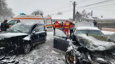 Două mașini, implicate într-un accident rutier violent în județul Iași. Au fost rănite patru persoane (FOTO)