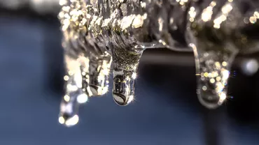 Cum cureți gheața de pe mașină iarna? Metode sigure și greșeli de evitat