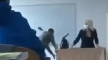 Gesturi de maidan într-un liceu din Buzău. Tânără profesoară, umilită de elevi. Imaginile au ajuns virale pe Tik Tok (VIDEO)