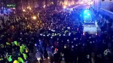 Un nou protest anti-restricții în Letonia. Cel puțin 16 persoane au fost reținute pentru că ar fi atacat poliția și ar fi comis acte de vandalism (FOTO, VIDEO)