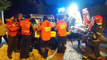 La un pas de tragedie. Salvamont Bușteni: Un tânăr de 15 ani a căzut de pe ATV și s-a prăbușit peste 10 metri într-o râpă. A suferit o gravă fractură deschisă la un picior și a fost dus la spital (VIDEO)