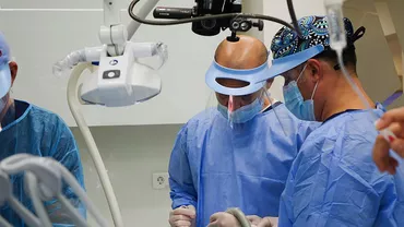 Reabilitarea orală complexă – ce înseamnă și când este necesară. Avantajele alegerii unei echipe de medici cu performanțe dovedite în cazuri complexe