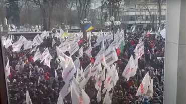 Protest violent în Ucraina: Manifestanții au încercat să intre în clădirea Parlamentului. Ușile instituției au fost securizate (VIDEO)