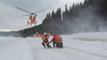 Două minore rătăcite în pădurea de la Voineasa, găsite de Salvamont: „Zona este deosebit de accidentată, zăpada este foarte mare”