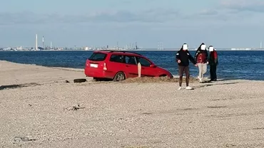 Șofer, amendat cu 10.000 de lei după ce a intrat cu autoturismul pe plajă și a rămas blocat în nisip