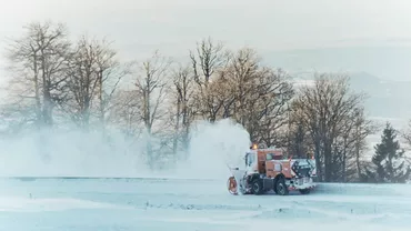 A început dezăpezirea pe Transalpina. Stratul de zăpadă măsoară un metru înălțime