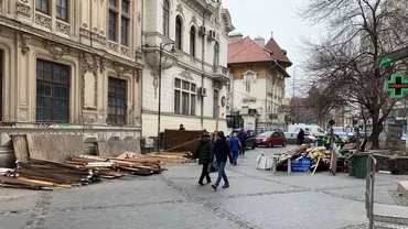 Nicușor Dan a decis să demoleze 10 chioșcuri din lemn, aflate în fața unei clădiri istorice din București: Construcțiile erau interzise