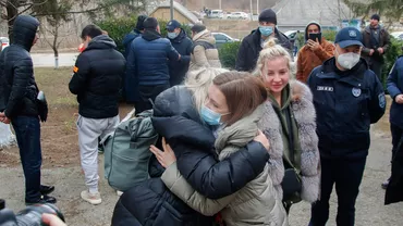 Maia Sandu, la graniță îmbrățișând refugiați: Suntem alături de oamenii Ucrainei. Mărturiile lor ne amintesc de importanța păcii