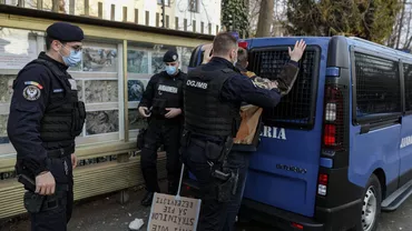 Un tânăr a fost reținut după ce a aruncat cu ouă în cladirea Ambasadei Rusiei de la București / Sute de persoane s-au adunat în fața Ambasadei Ucrainei în semn de solidaritate