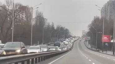 Civilii din Ucraina părăsesc ţara. Coloane de maşini întinse pe kilometri. Spaţiul aerian, închis pentru aviaţia civilă (VIDEO)