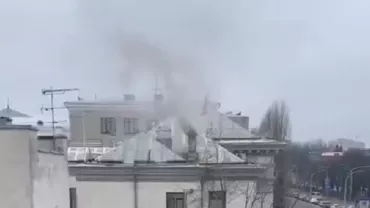 Din Ambasada Rusiei la Kiev iese fum dens, arată imagini care circulă pe Twitter. Surse ucrainene susțin că diplomații ruși ar distruge documente (VIDEO)
