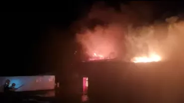 Incendiu puternic la o fabrică de mezeluri din Mizil.  Flăcările au mistuit o suprafață de 7.000 mp. Doi pompieri au fost răniți (VIDEO)