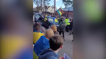 Un grup de protestatari a bruscat mașina care îl transporta pe ambasadorului Rusiei în Irlanda: Du-te acasă (VIDEO)
