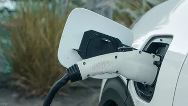 Peste 500.000 de mașini Tesla, rechemate în service, din cauza unei probleme la sunetele de avertizare de risc pentru pietoni