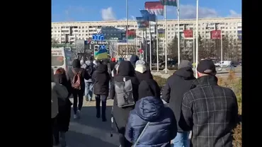 Proteste în Belarus și Rusia împotriva războiului din Ucraina. Tinerii au fost extrași din mulțime de către forțele de ordine, târâți pe jos și reținuți