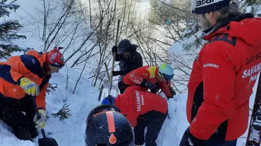 Grav accident la Sinaia. Doi schiori au fost surprinși de o avalanșă în zona Papagal (FOTO)   