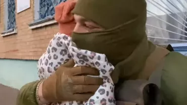 O fetiță de șapte ani vinde flori și cumpără veste antiglonț pentru soldații ucraineni