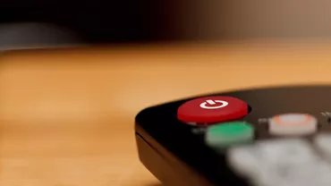 Obișnuiești să lași televizorul smart în priză, peste noapte? Factura la energie ar putea crește semnificativ