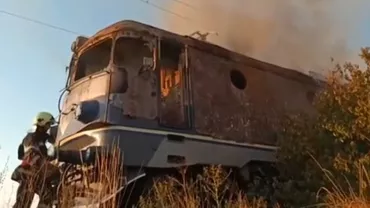 Locomotiva unui tren a luat foc, într-o stație din Argeș. 20 de persoane s-au autoevacuat în timpul incendiului