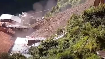 Catastrofă în Peru: cel puţin 60 de case au fost îngropate de o alunecare de teren (video)