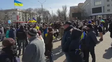 Ucrainenii protestează faţă de război în oraşele ocupate de armata rusă (Video)