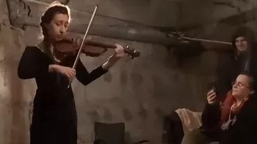 O violonistă din Ucraina a cântat pentru oamenii din Harkov. Artista a schimbat scena pe un adăpost antiaerian (video)
