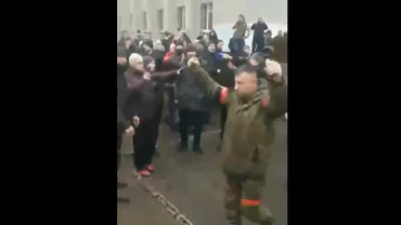 Soldații ruși care au amenințat că vor distruge un oraș dacă primarul nu-l predă au ieșit de la ”negocieri” cu grenade în mâini, ca să nu fie linșați de localnici (VIDEO)