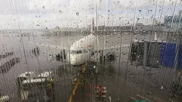 Mai multe zboruri au fost amânate, din cauza furtunii puternice din București. Un avion nu a mai putut să aterizeze pe Aeroportul Henri Coandă