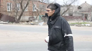 Civilii din Mariupol, obligați de soldații ruși să poarte banderole albe. Sunt amenințați că altfel îi împușcă