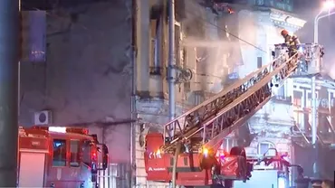 O clădirea istorică din centrul Bucureștiului, distrusă în urma unui incendiu. Locuitorii dau vina pe oamenii străzii