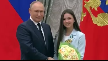 Kamila Valieva, patinatoarea de 15 ani acuzată de dopaj, a fost premiată de Putin: „Această perfecţiune nu poate fi atinsă în mod necinstit” (VIDEO)