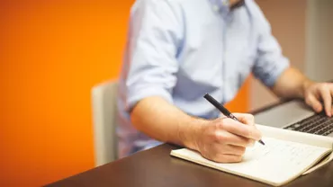 Un om de afaceri a fost sechestrat și bătut pentru un milion de euro. Soția și angajații săi, amenințați