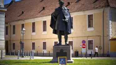 Moment tensionat în timpul vizitei președintei Ungariei: Portretul lui Avram Iancu, așezat de un senator PSD lângă statuia principelui maghiar care ar fi vrut să stăpânească „Dacia“