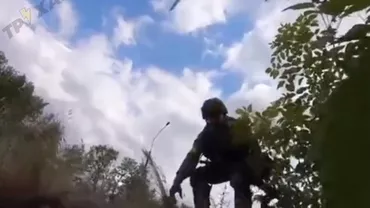 Momentul când niște jurnaliști din Ucraina aproape sunt loviți de un obuz lansat de ruși (VIDEO)