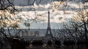 Mai mulți români au fost arestați la Paris pentru că ar fi înşelat turişti cu jocul alba-neagra