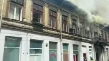 UPDATE: Incendiu în București, în zona Piața Unirii// Un locatar a fost preluat de SMURD. Autoturismele parcate îngreunează misiunea pompierilor (VIDEO)