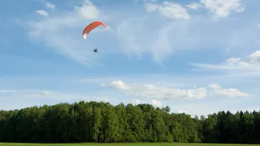 Accident la un aeroclub din Mureș. Elev de 21 de ani grav rănit, ca urmare a deschiderii defectuoase a paraşutei principale